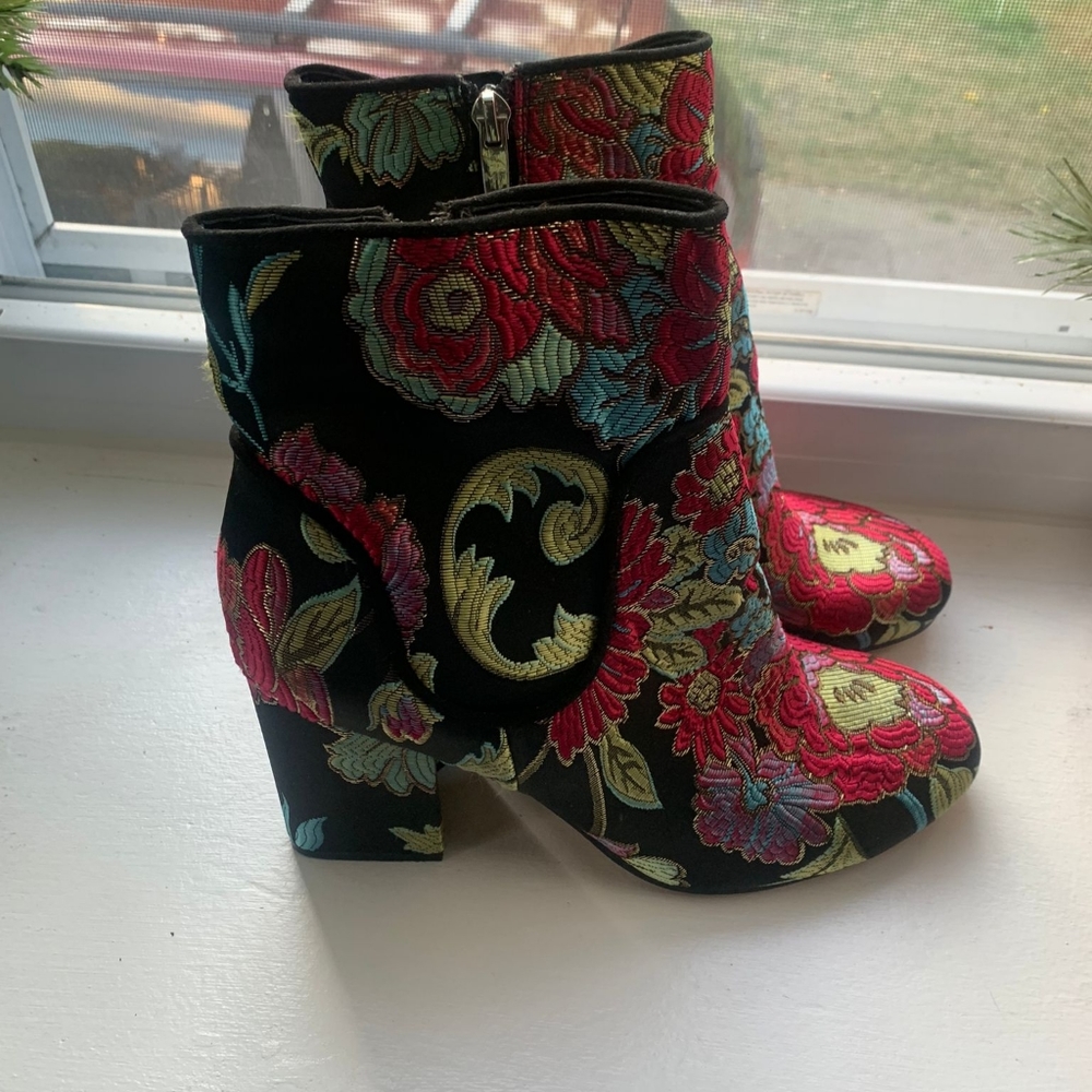 Shoe - Picture 2 of 8